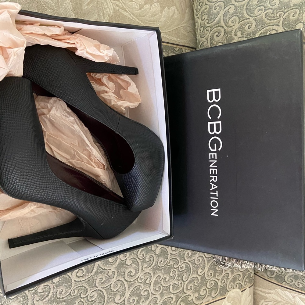 BCBG BLACK RUMBA SNAKE PUMPS